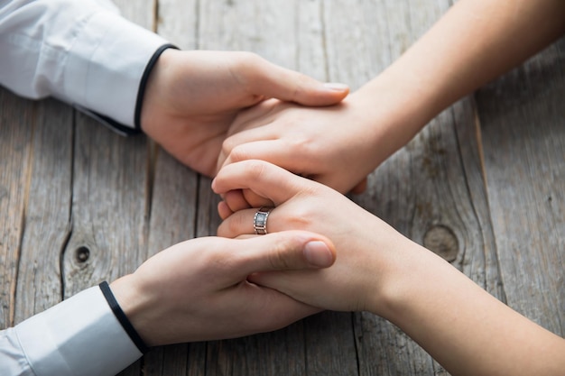 Mujer y hombre de la mano