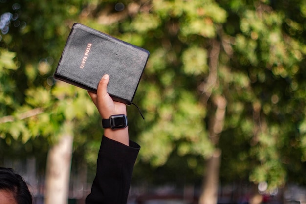 Foto mujer hombre mantened la mano en alto biblia santa esperanza iluminación