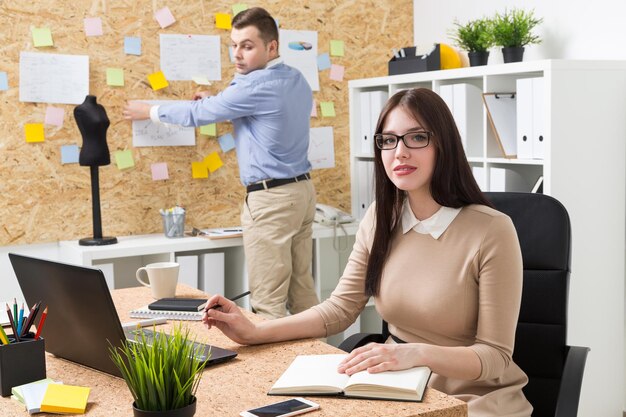 mujer y hombre en oficina