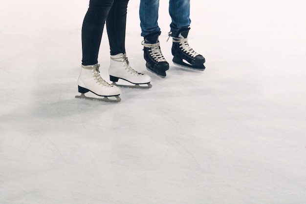 Mujer y hombre patinando sobre hielo