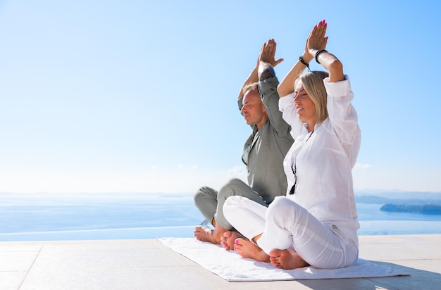 Mujer y hombre practican juntos la meditación al aire libre