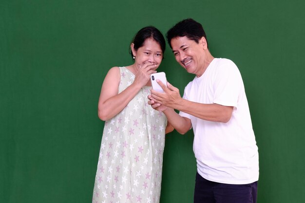 Foto mujer y hombre que tienen una expresión feliz de la videollamada