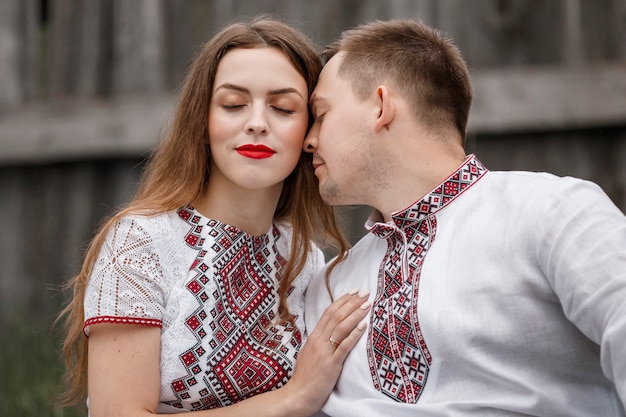 Mujer y hombre con ropa tradicional en la naturaleza