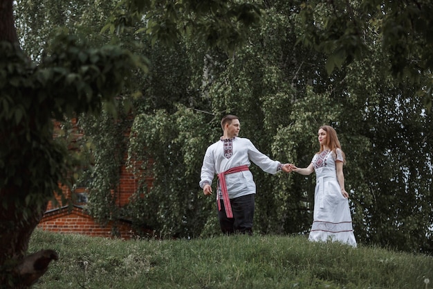 Mujer y hombre con ropa tradicional en la naturaleza