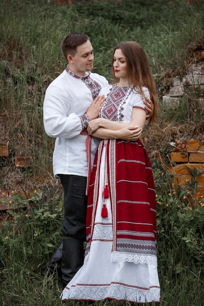 Mujer y hombre con ropa tradicional en la naturaleza