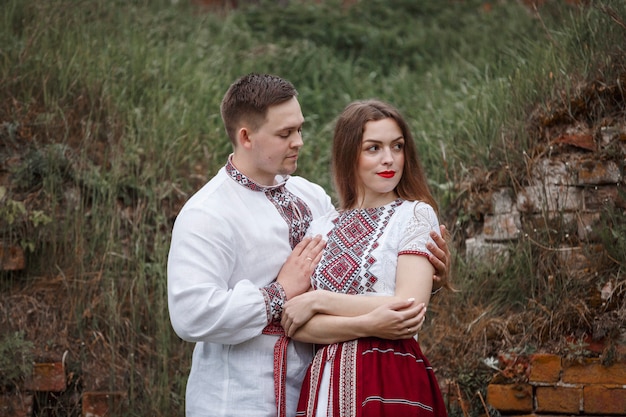 Mujer y hombre con ropa tradicional en la naturaleza