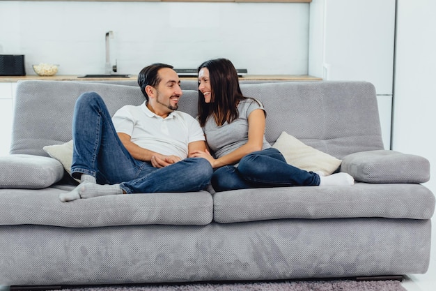 mujer y hombre en el sofá