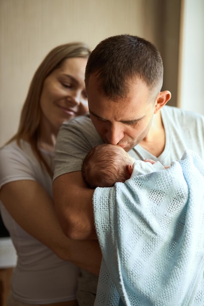 Mujer y hombre sosteniendo un recién nacido