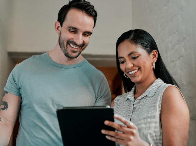 Mujer hombre y tableta para la arquitectura con sonrisa en la oficina lectura y revisión en la aplicación para el diseño personas trabajo en equipo y comprobar con el plan de inspección o emocionado por el progreso con el proyecto de propiedad