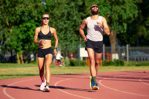 Mujer y hombre trotando en el estadio