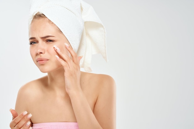 Mujer hombros desnudos dermatología cuidado de la piel facial higiene