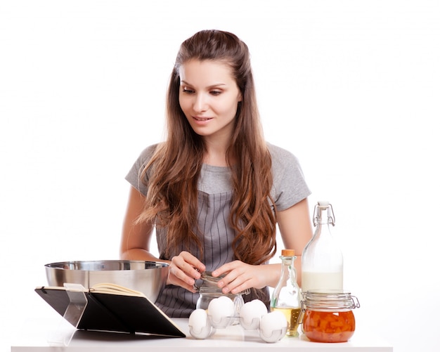 Mujer horneando en casa siguiendo la receta