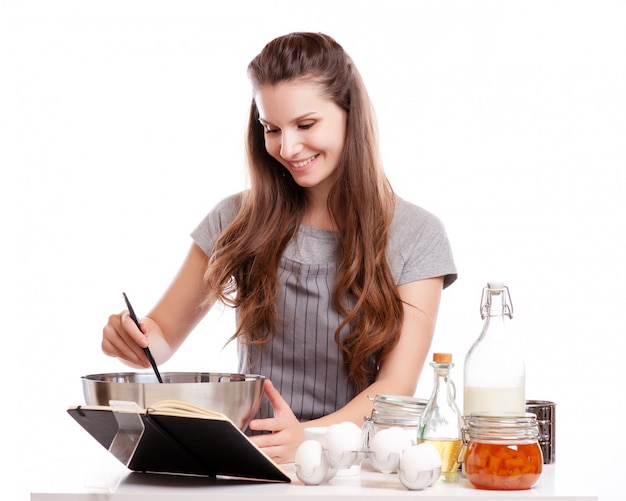 Mujer horneando en casa siguiendo la receta