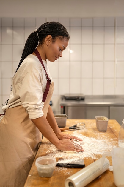 Mujer horneando en cocina plano medio