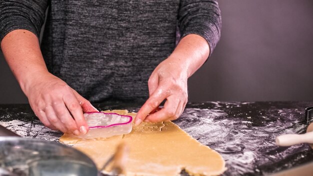 Mujer horneando galletas de calaveras de azúcar para la festividad del Día de los Muertos.