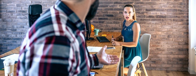 Mujer impactada por lo que cuenta su compañero de trabajo