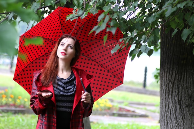 Mujer, en, un, impermeable, y, un, paraguas