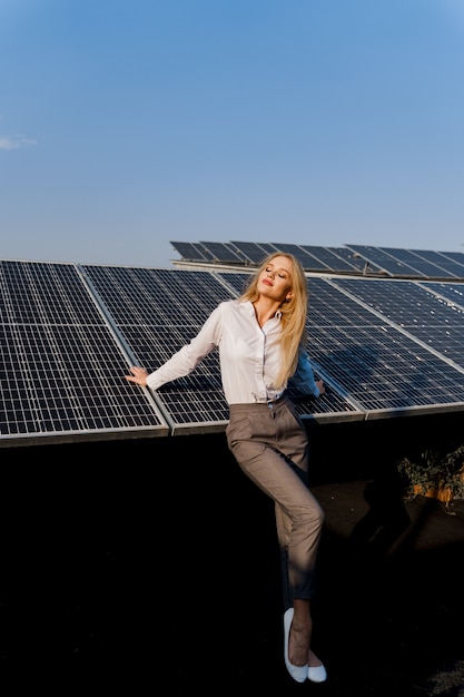 Mujer se inclina sobre paneles solares