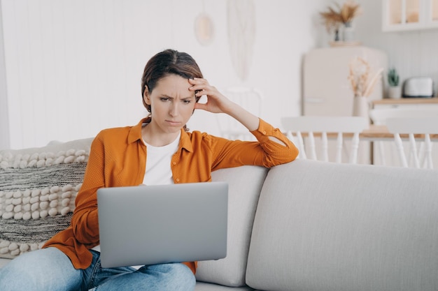 Mujer independiente está cansada Mujer joven agotada navegando por Internet trabajando mientras está en cuarentena