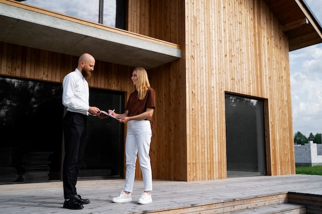 Foto mujer independiente financiera comprando casa nueva