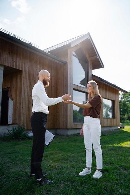 Foto mujer independiente financiera comprando casa nueva