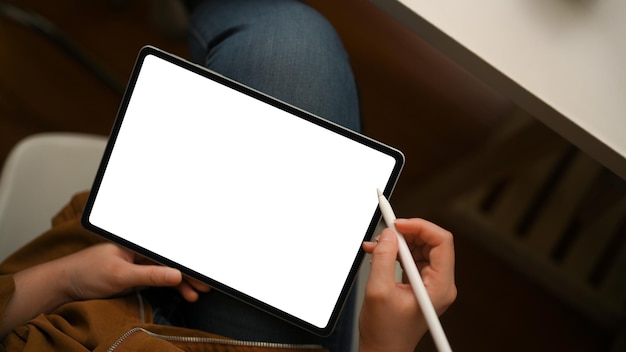 Mujer independiente revisando su calendario de horario de trabajo en una tableta portátil Maqueta de pantalla blanca de tableta