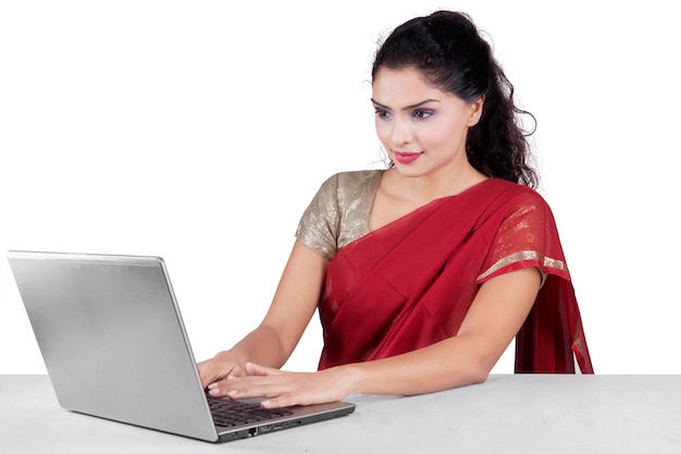 Una mujer india bonita usando una computadora portátil