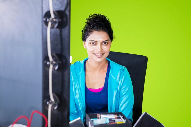 Foto mujer india joven con fundamento cosmético