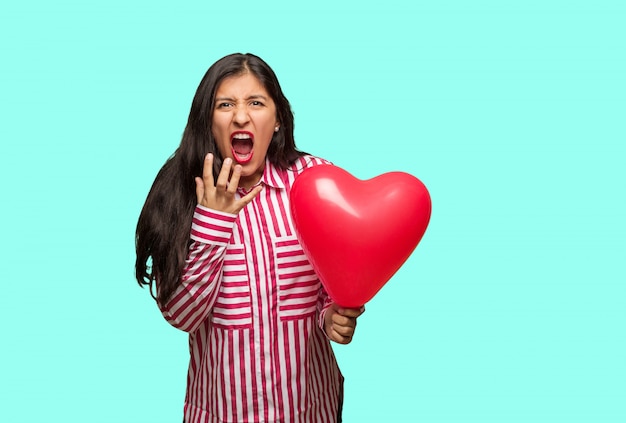 Mujer india joven que celebra día de tarjetas del día de San Valentín