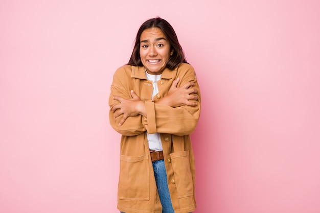 La mujer india joven de la raza mixta aisló ir frío debido a la baja temperatura o una enfermedad.