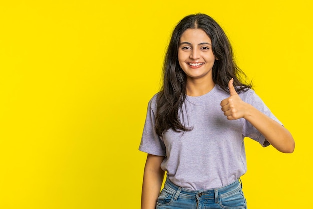 La mujer india levanta el pulgar está de acuerdo o da una respuesta positiva recomienda el anuncio como una buena idea