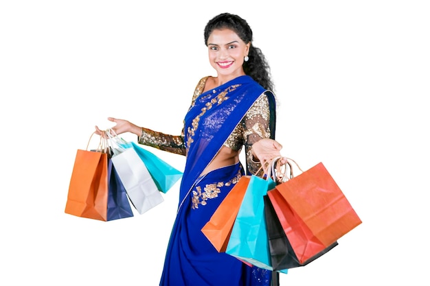 Mujer india llevando bolsas de compras en el estudio