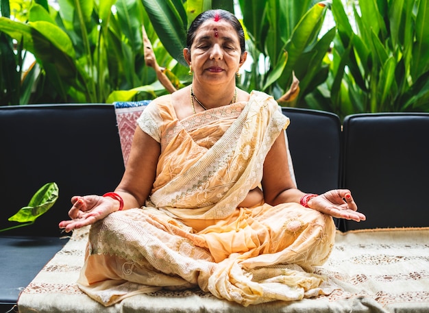 Una mujer india meditando