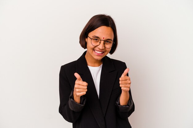 Mujer india de negocios joven aislada en blanco con los pulgares para arriba, aplausos por algo, concepto de apoyo y respeto.