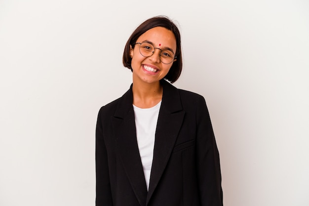 Mujer india de negocios joven aislada sobre fondo blanco feliz, sonriente y alegre.