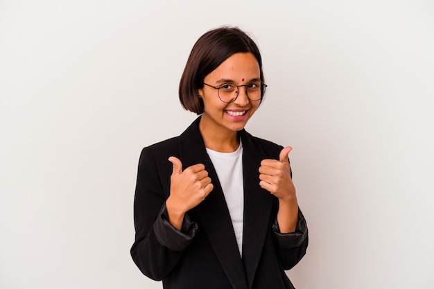 Mujer india de negocios joven aislada sobre fondo blanco levantando ambos pulgares, sonriente y confiado.