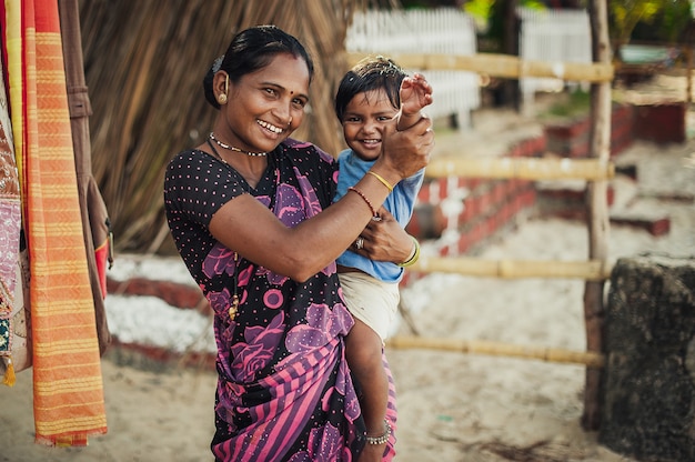 Mujer india y una niña en sus brazos