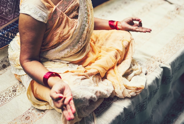 Foto mujer india en pose de meditación