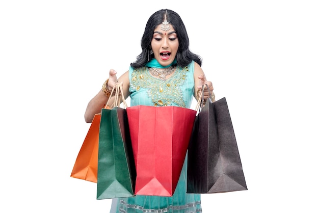 mujer india, proceso de llevar, bolsas de compras