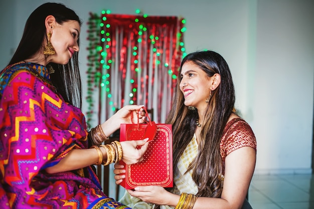 Mujer india recibe un regalo de un amigo en Diwali