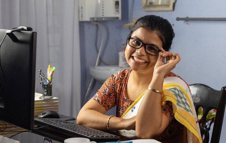 Foto mujer india en saree trabajando en la computadora en casa trabajo desde casa concepto