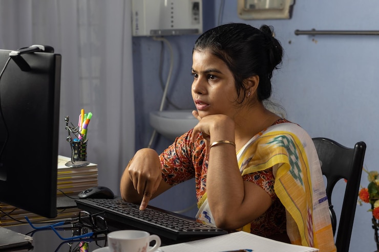 Foto mujer india en saree trabajando en la computadora en casa trabajo desde casa concepto