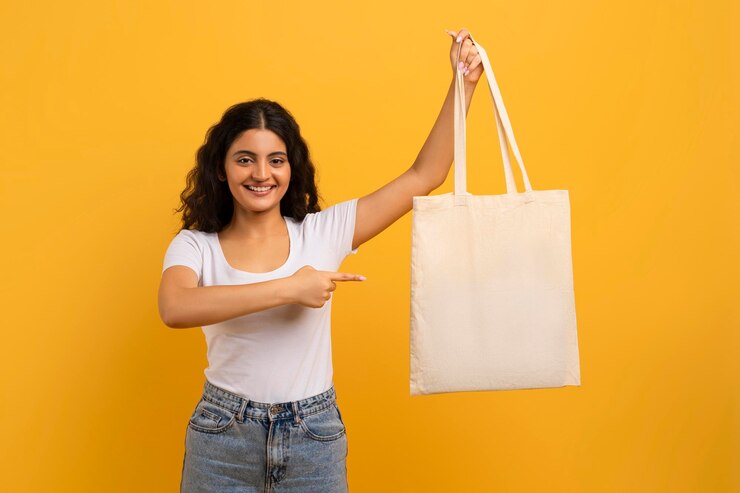 Foto una mujer india sonriente demostrando una bolsa de compras blanca y vacía