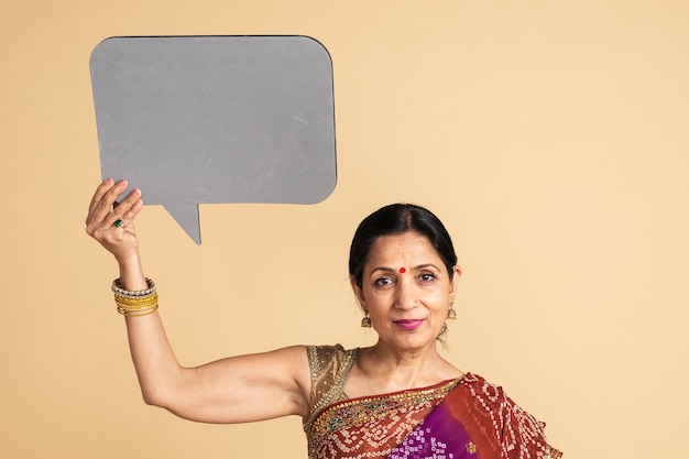 Mujer india sosteniendo una maqueta de burbujas de discurso