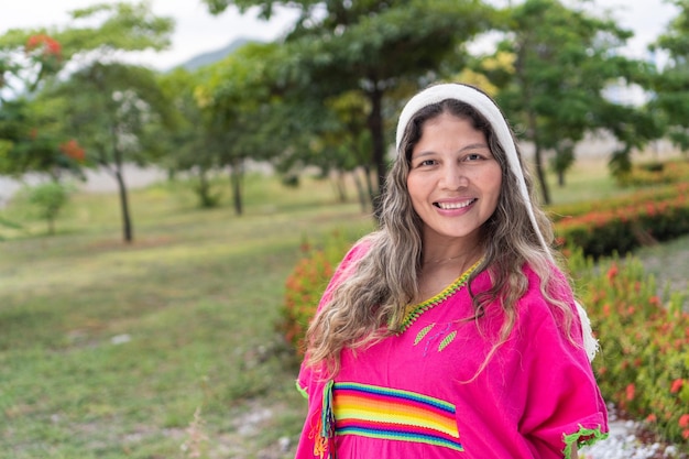 Mujer indígena con un colorido vestido