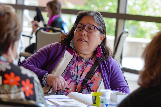 Mujer indígena participando en una reunión comunitaria