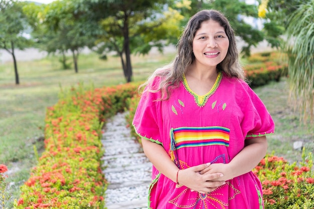 Mujer indígena con traje tradicional en el parque