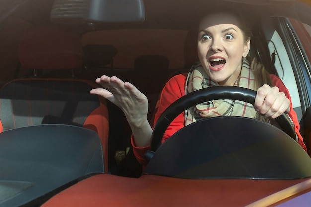 Foto la mujer indignada al volante en la carretera