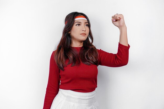 Foto mujer indonesia celebra el día de la independencia de indonesia el 17 de agosto vistiendo la cinta de la bandera indonesia aislada sobre fondo blanco