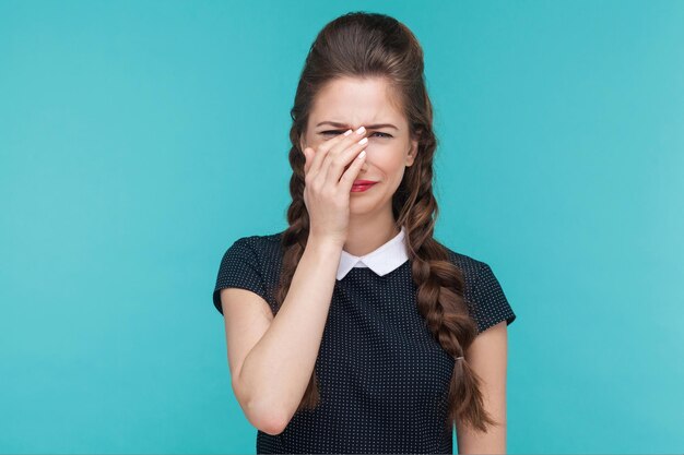 Mujer infeliz llora y tiene mirada de tristeza